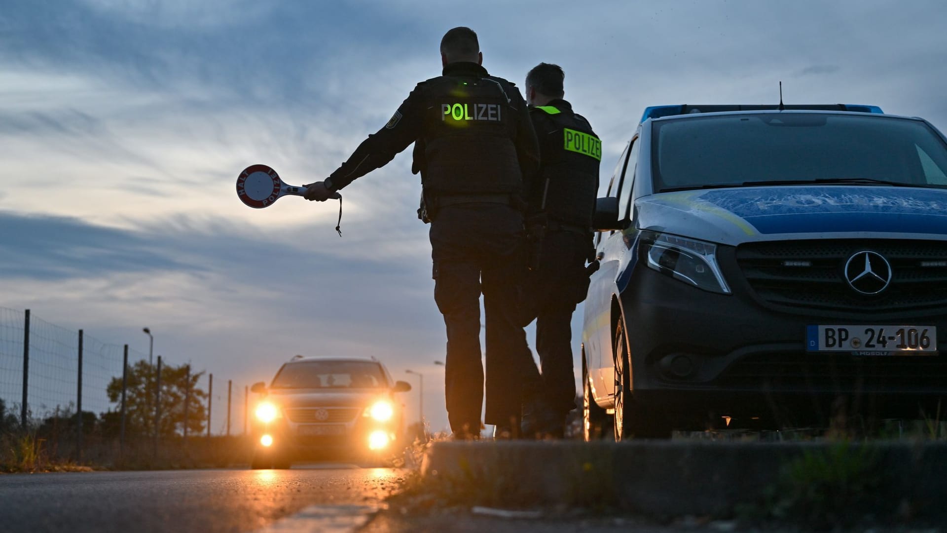 Beamte der Bundespolizei stoppen einen Pkw bei der Einreise (Symbolbild): Die unerlaubte Einreise über die Grenzen hat stark zugenommen.