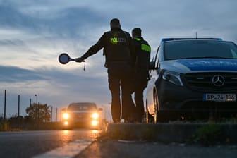 Beamte der Bundespolizei stoppen einen Pkw bei der Einreise (Symbolbild): Die unerlaubte Einreise über die Grenzen hat stark zugenommen.