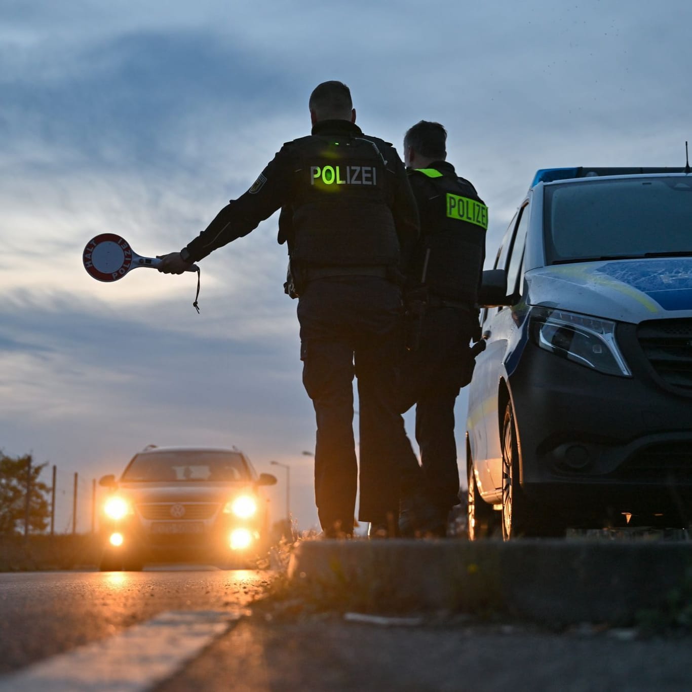 Beamte der Bundespolizei stoppen einen Pkw bei der Einreise (Symbolbild): Die unerlaubte Einreise über die Grenzen hat stark zugenommen.