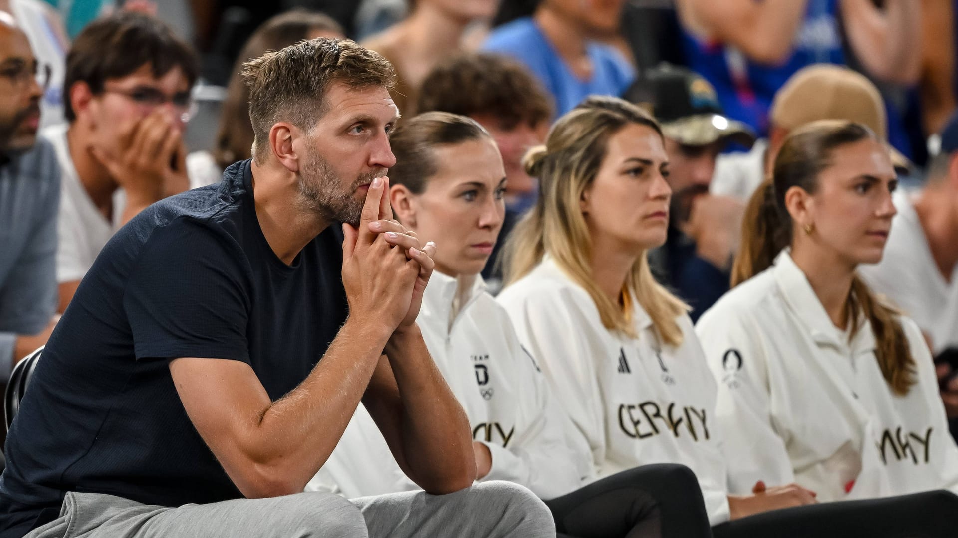 Dirk Nowitzki und die deutschen 3x3-Goldsiegerinnen: Sie sahen das Basketball-Viertelfinale der Frauen gegen Frankreich.