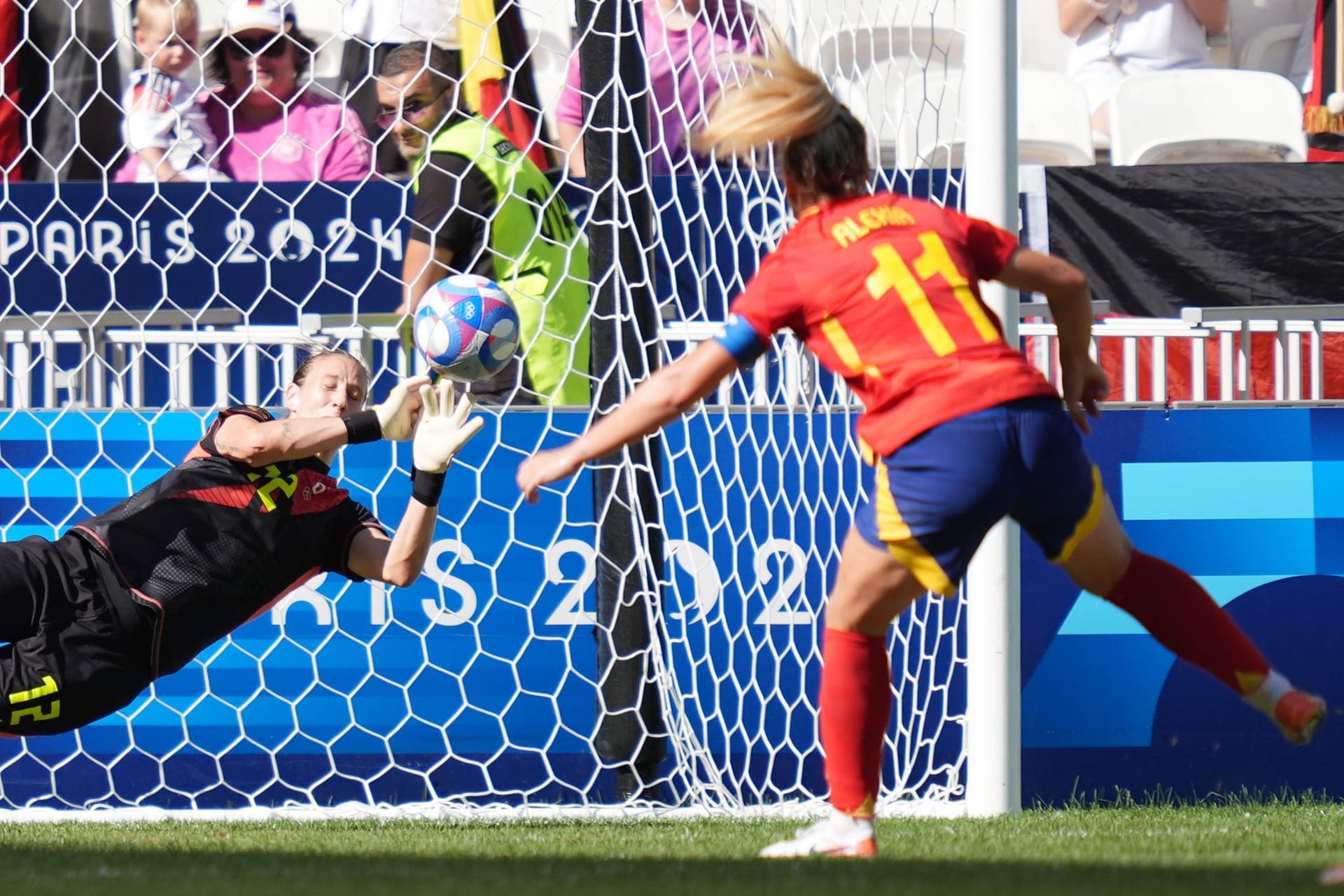 Torfrau Ann-Katrin Berger (l.) pariert den entscheidenden Elfmeter von Spaniens Alexia Putellas in der Nachspielzeit und sichert so den DFB-Frauen die Bronzemedaille.