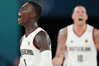 Dennis Schröder (l.) und Daniel Theis feiern den Sieg: Deutschland steht im Halbfinale.