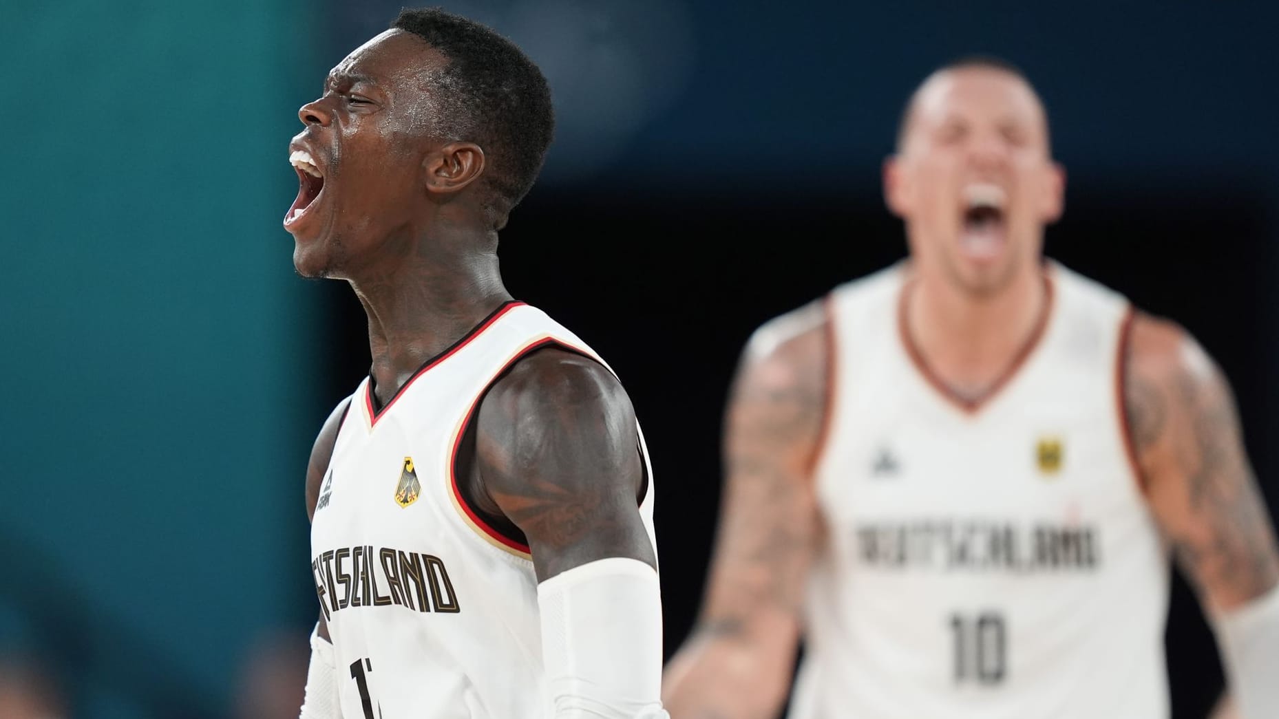 Dennis Schröder (l.) und Daniel Theis feiern den Sieg: Deutschland steht im Halbfinale.