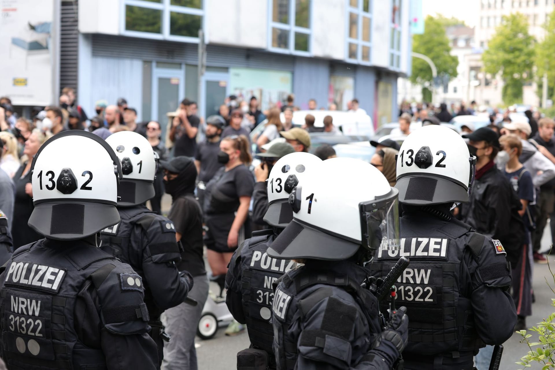 Polizisten trennen AfD-Anhänger und Gegendemonstranten in der Solinger Innenstadt.