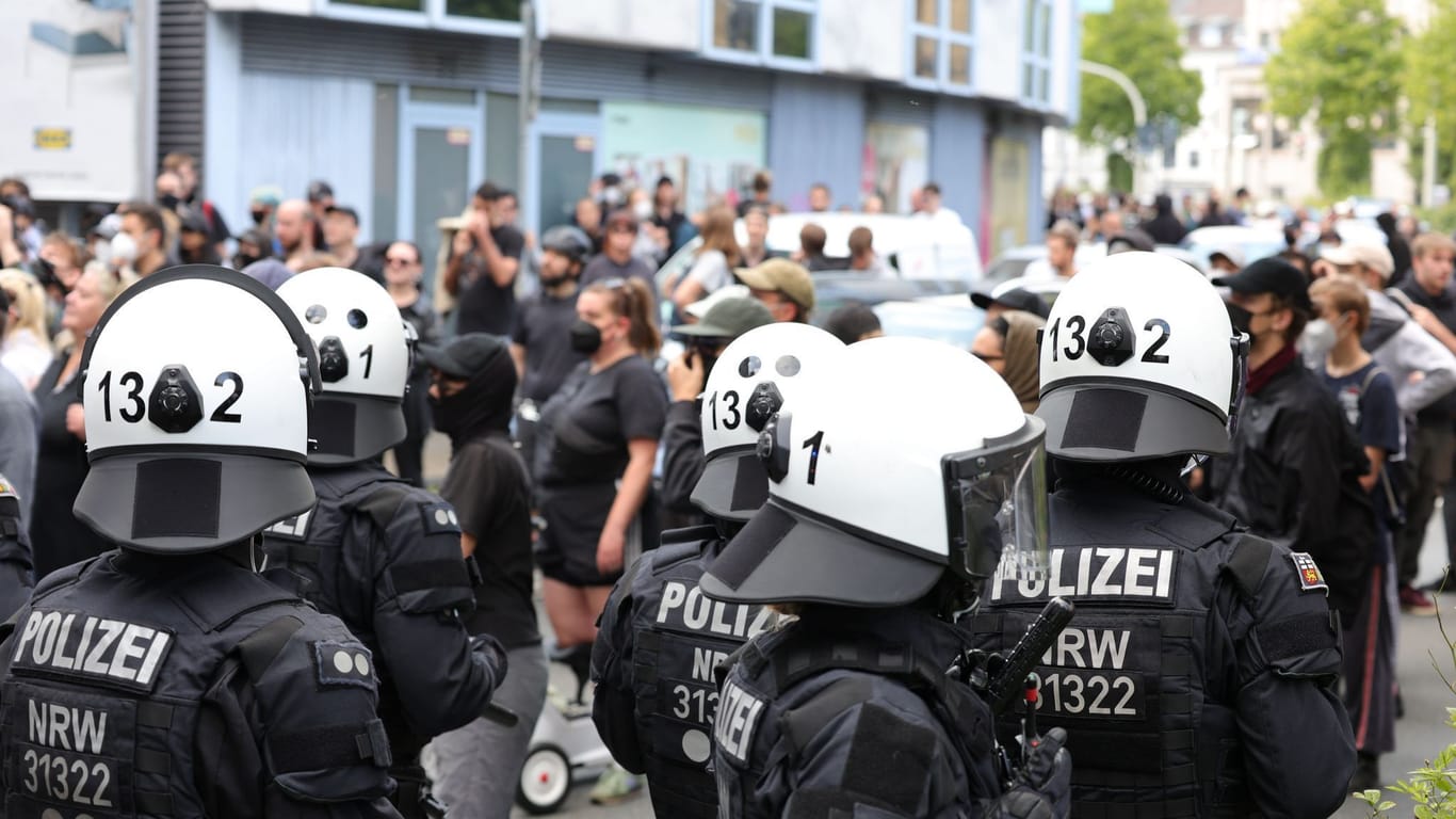 Polizisten trennen AfD-Anhänger und Gegendemonstranten in der Solinger Innenstadt.