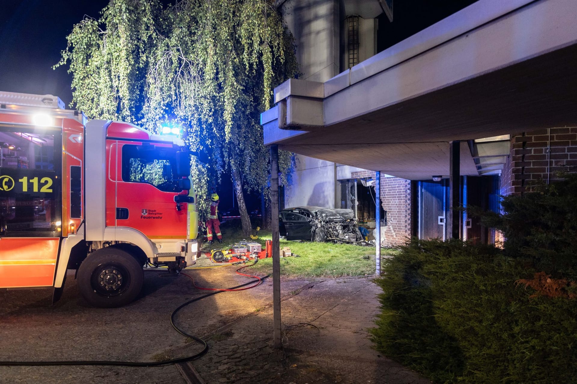 Auto kracht in Wand von Kindergarten - Fahrer stirbt