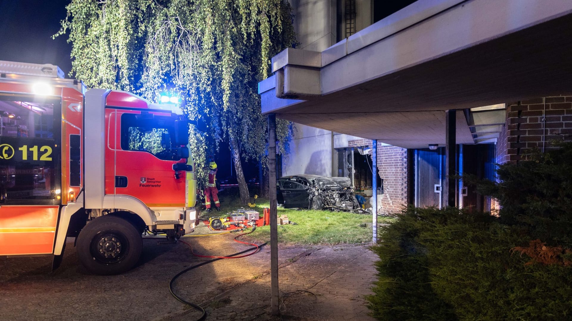 Auto kracht in Wand von Kindergarten - Fahrer stirbt