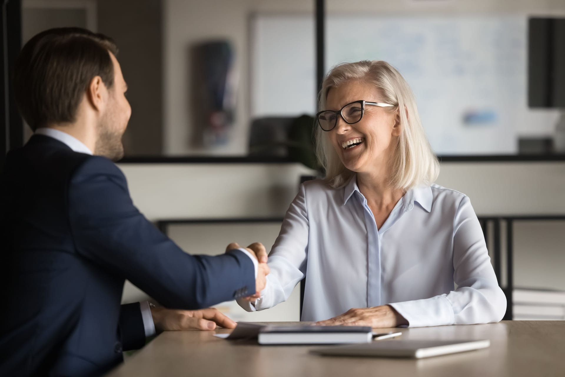 Neu im Job? Auch im Alter kann sich ein Jobwechsel lohnen und neue Perspektiven eröffnen.