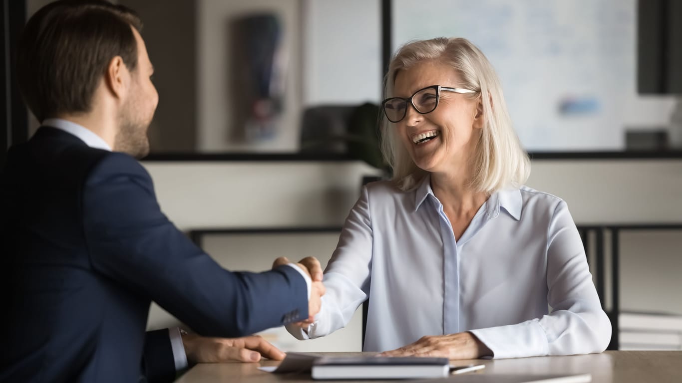 Neu im Job? Auch im Alter kann sich ein Jobwechsel lohnen und neue Perspektiven eröffnen.