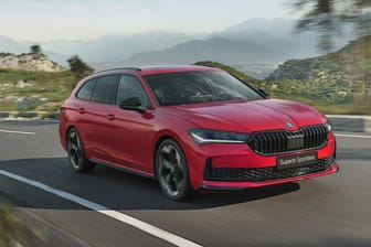 Mit schwarzen Anbauteilen: Die Sportline ist das Topmodell der Superb-Baureihe.