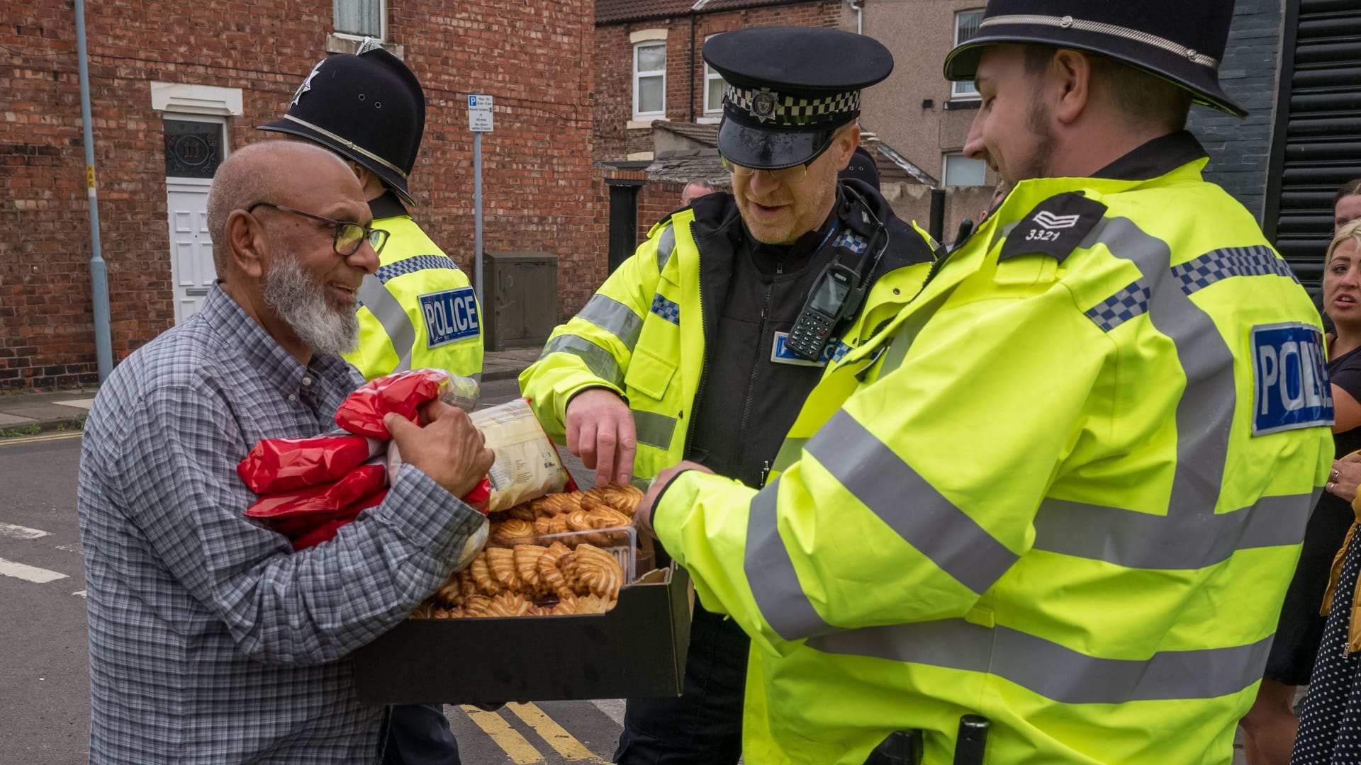 Teile der britischen Gesellschaft stellen sich den rechtsextremen Krawallen entgegen: Sie versorgen die Polizei mit Lebensmitteln oder beseitigen die Schäden in den britischen Städten.