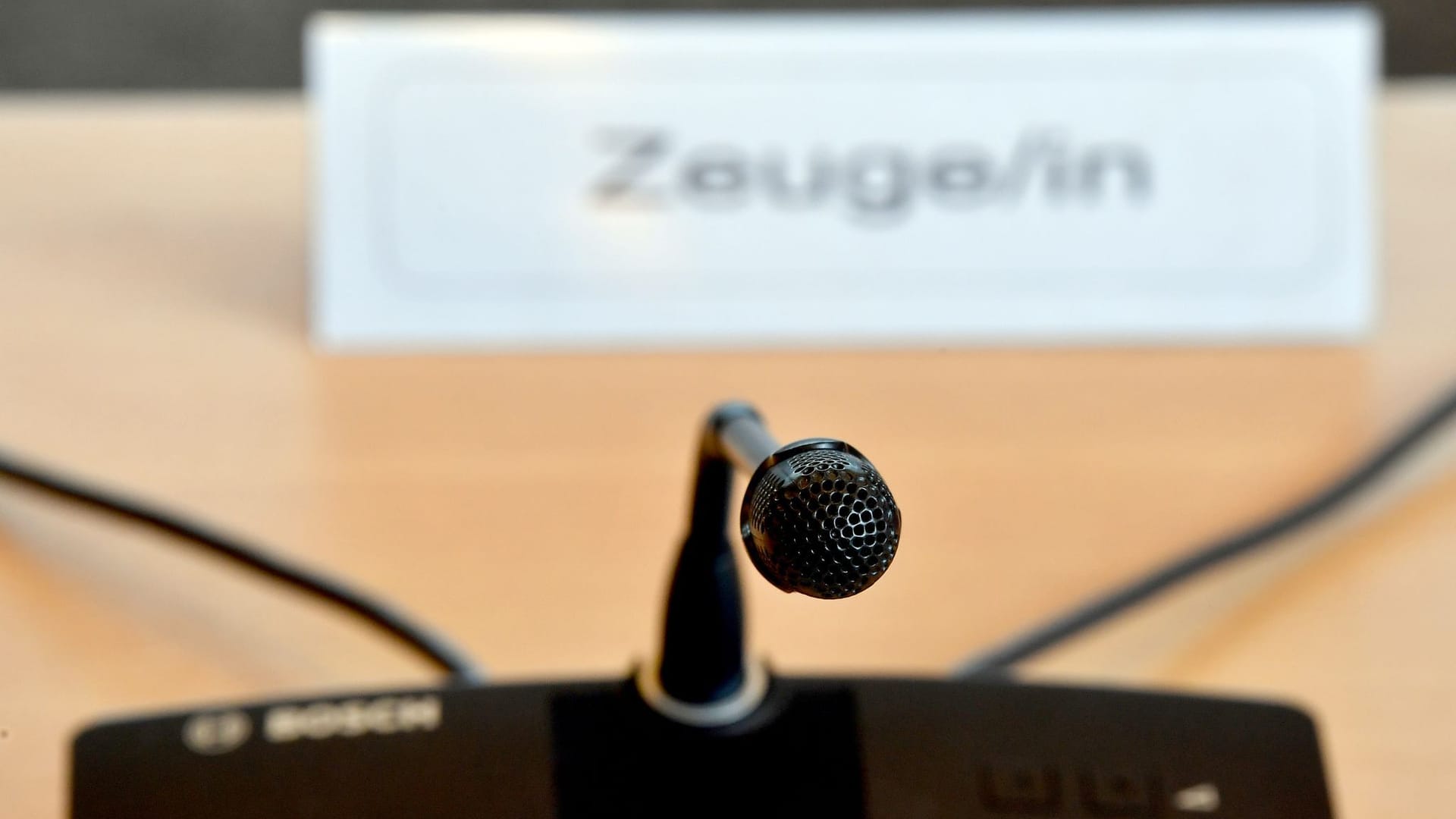 Ein Mikrofon für Zeugen in einem Gerichtssaal Ein Mikrofon für Zeugen in einem Gerichtssaal