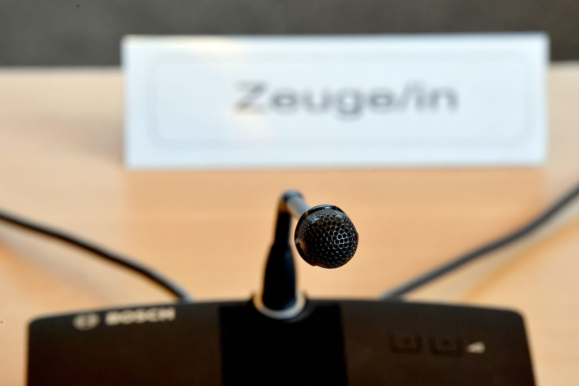 Ein Mikrofon für Zeugen in einem Gerichtssaal Ein Mikrofon für Zeugen in einem Gerichtssaal