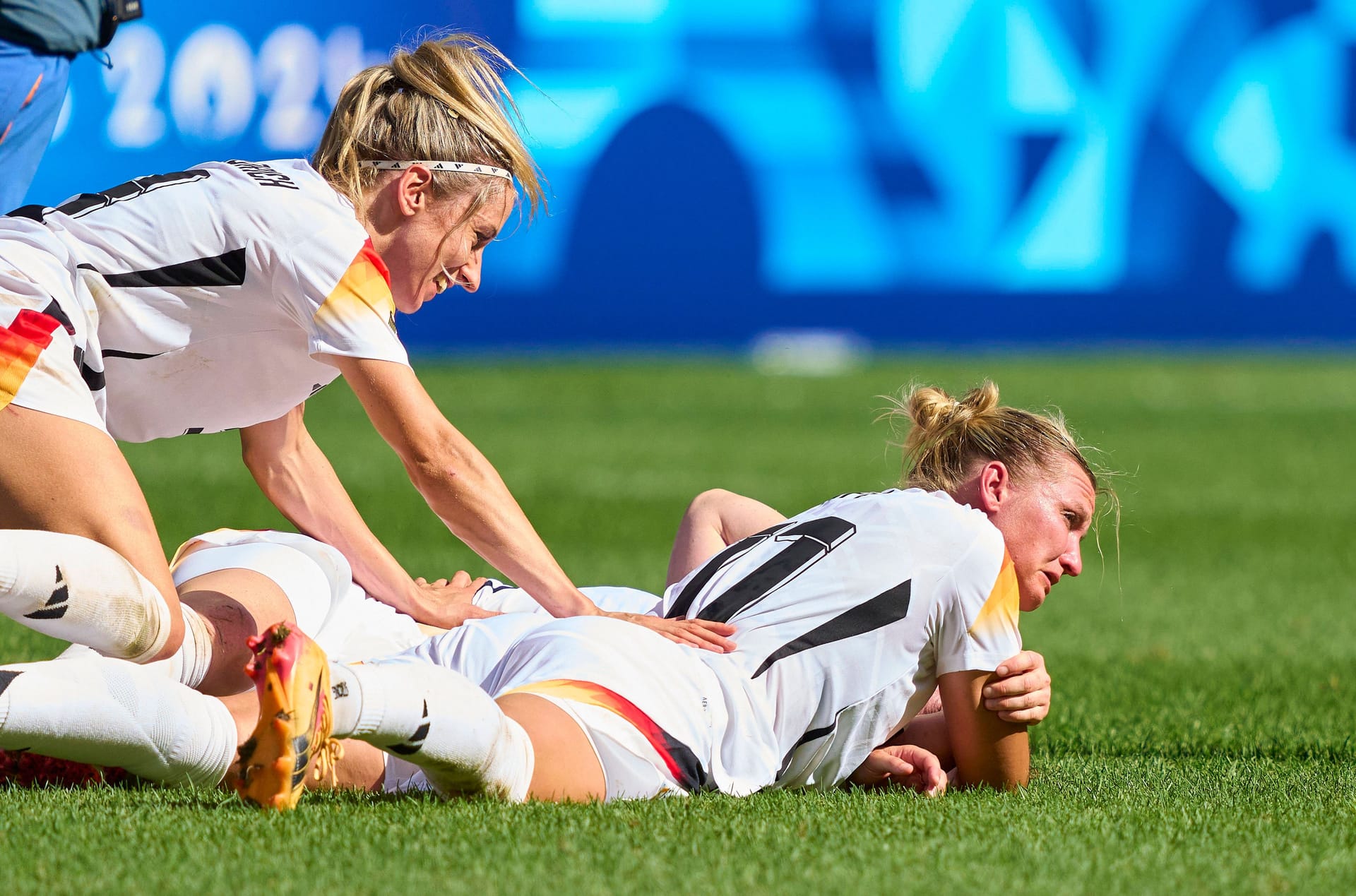 Kathrin Hendrich, Marina Hegering und Alexandra Popp (v. l. n. r.): Das Trio lag lange Zeit am Boden.