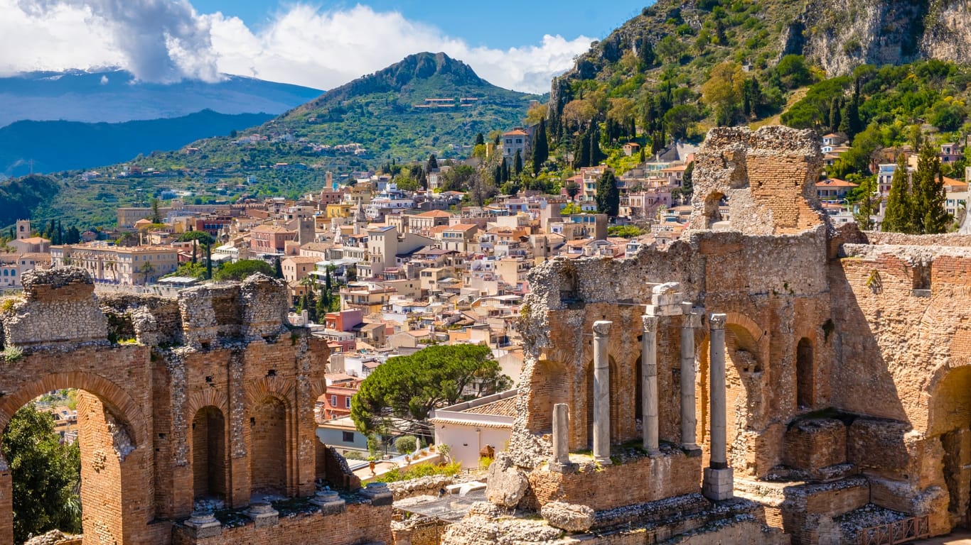 Taormina: Die Hügelstadt gehört zu den beliebtesten Touristenorten auf Sizilien.