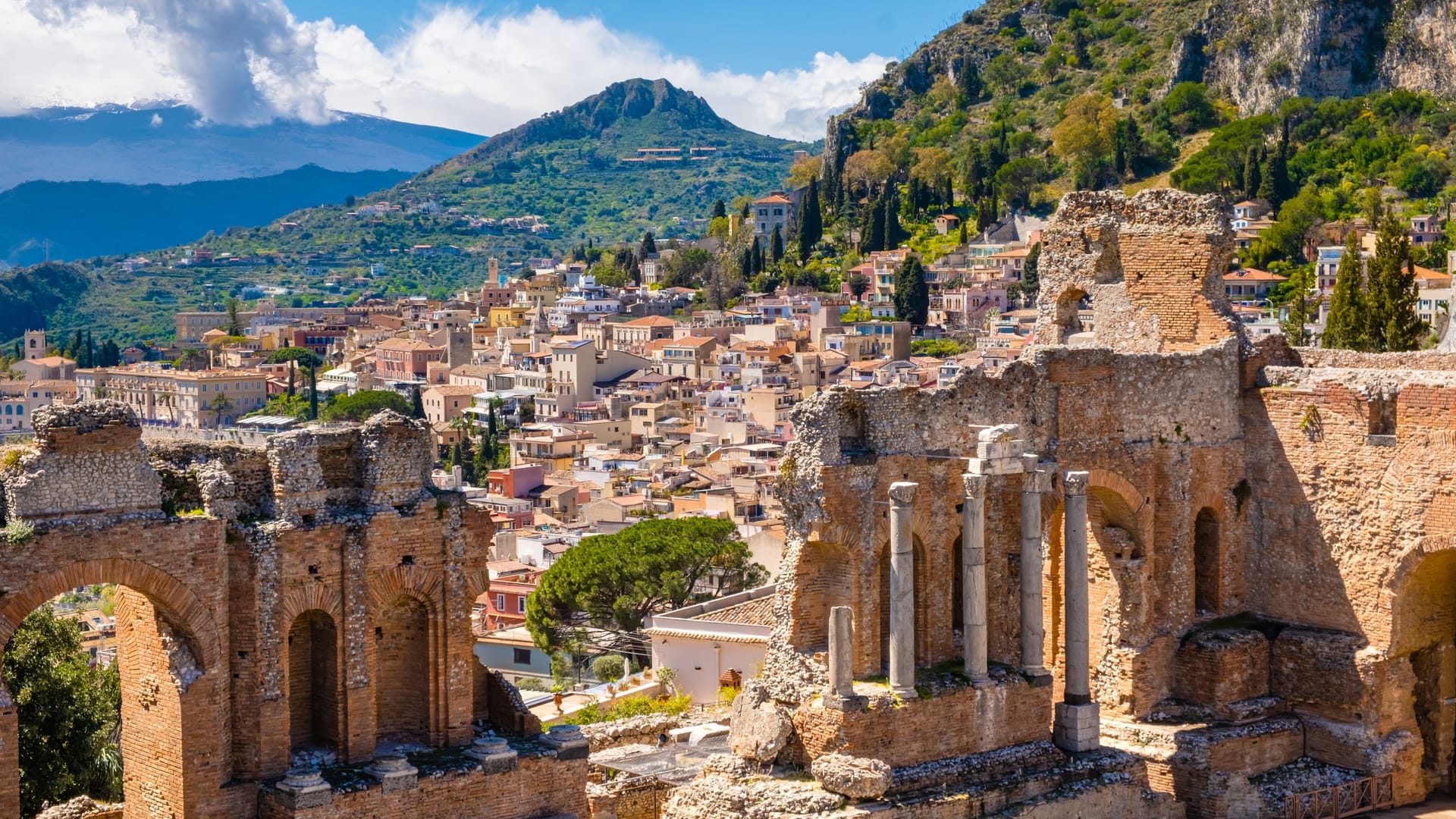 Taormina: Die Hügelstadt gehört zu den beliebtesten Touristenorten auf Sizilien.