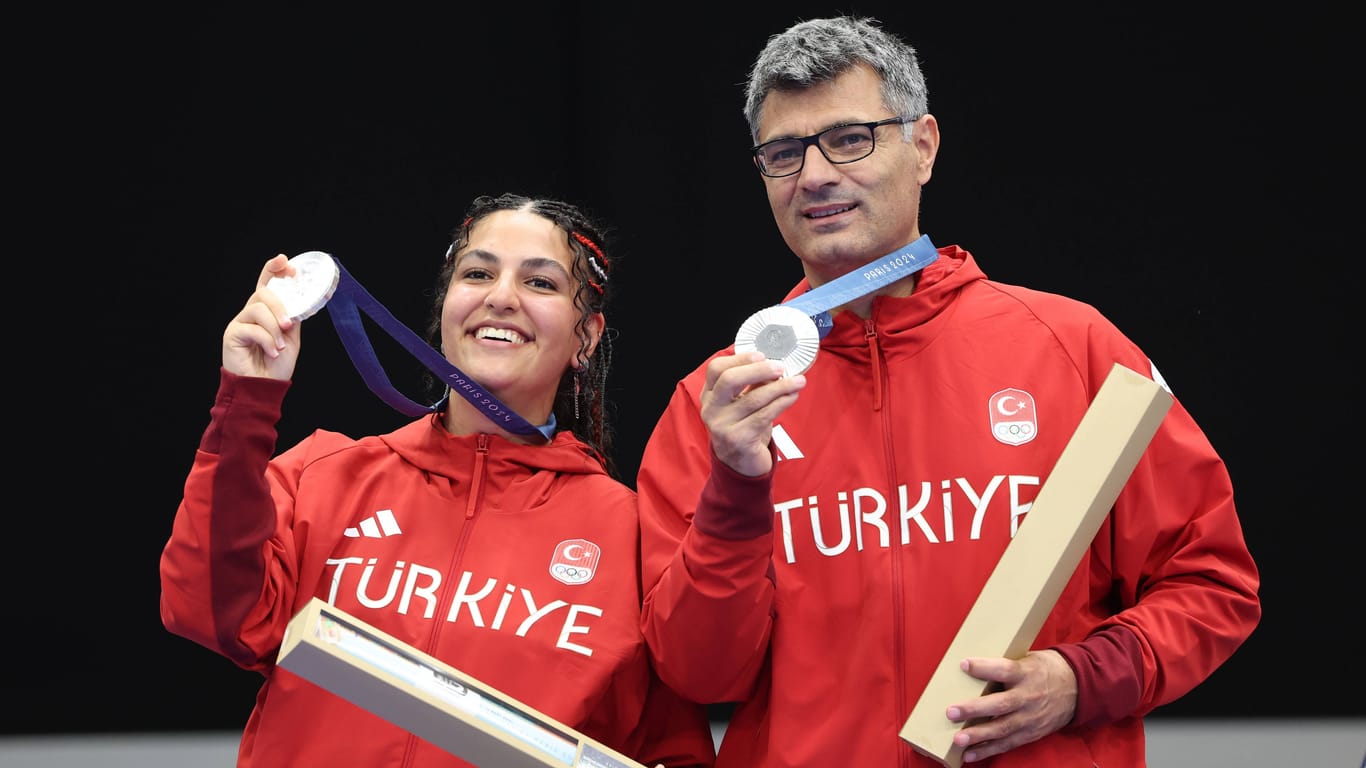 Ein Lichtblick für die Türkei: Şevval İlayda Tarhan und Yusuf Dikeç holen in Paris die Silbermedaille im Schießen.