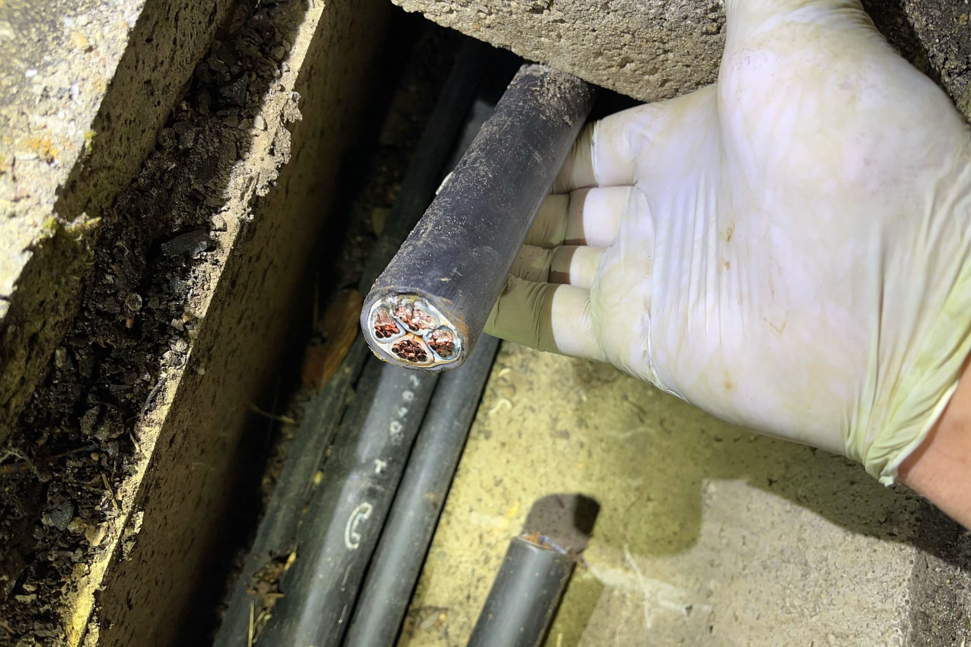 Durchgeschnittene Kabel in Stolberg: Hängt der dortige Diebstahl mit einem in Eschweiler?