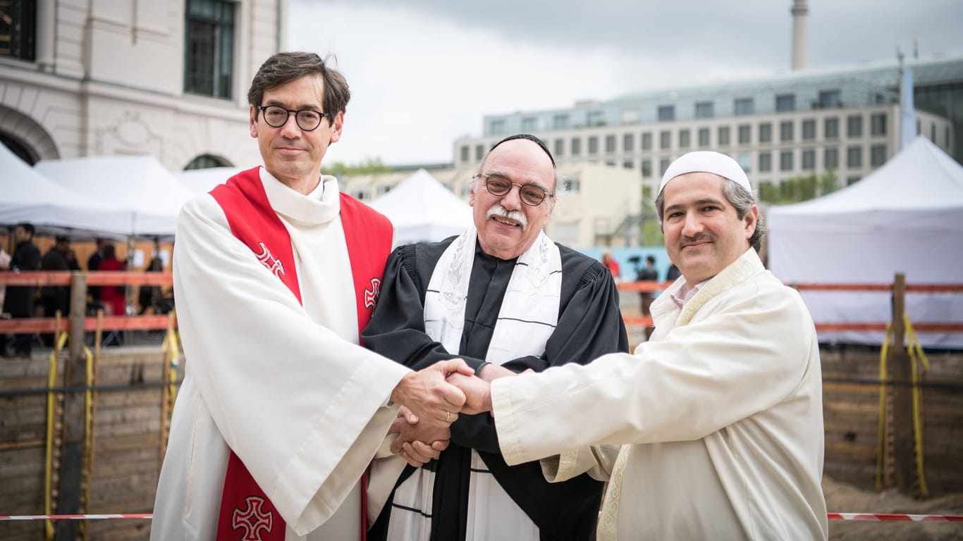 Pfarrer Gregor Hohberg, Rabbiner Andreas Nachama und Imam Kadir Sanci vor der Baugrube des House of One (Archivbild): Das Projekt soll die drei Religionen Weltreligionen mit Synagoge, Kirche und Moschee unter einem Dach vereinen.