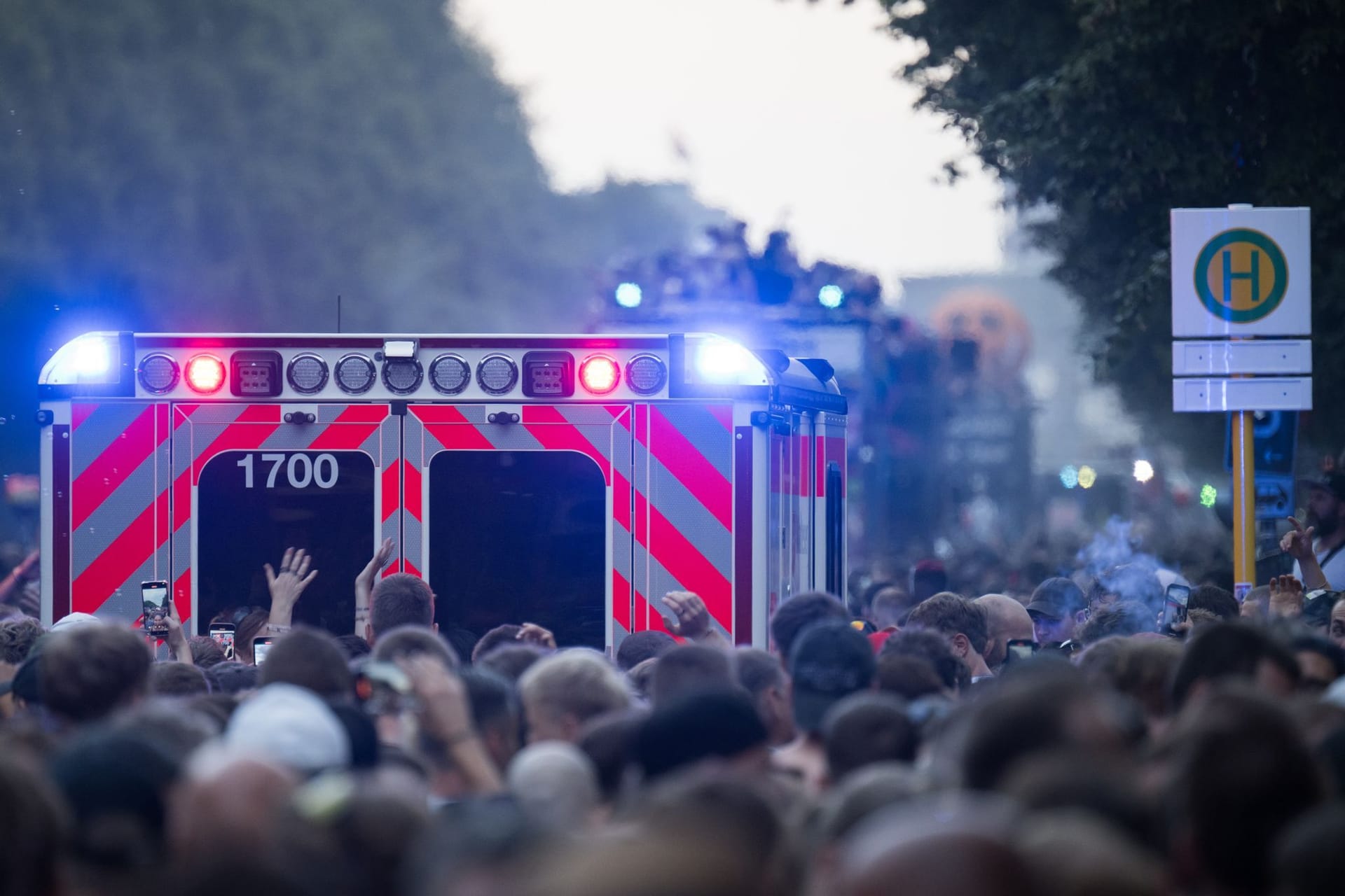 Ein Rettungswagen fährt zwischen den Teilnehmern auf der Technoparade "Rave The Planet" (Archivbild): Die Polizei hat eine Statistik zu der Veranstaltung veröffentlicht.