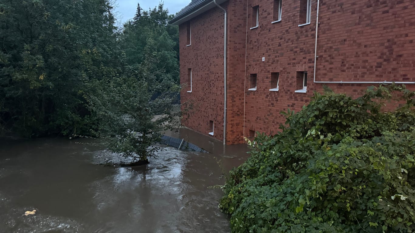 Mehrfamilienhaus an einem Billstedter Bach: Die Feuerwehr brachte die 16 Bewohner aus dem Haus.