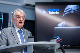 Innenminister Reul besucht die Kriminalinspektion Cybercrime