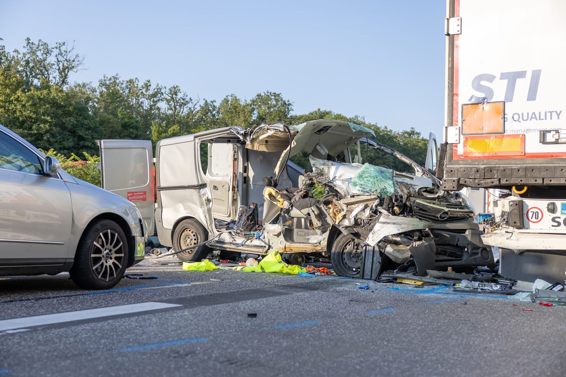 Auf der A3 ereignete sich am Abend gegen 18 Uhr ein schwerer Verkehrsunfall zwischen dem Frankfurter Kreuz und der Anschlussstelle Frankfurt-Süd, auf Höhe des Parkplatzes Stadtwald. An dem Unfall waren ein Pkw, ein Transporter und ein Lkw beteiligt. Vier Personen wurden bei dem Zusammenstoß verletzt, eine von ihnen erlag noch an der Unfallstelle ihren Verletzungen. Eine weitere Person wurde schwer verletzt, während zwei weitere nur leichte Verletzungen erlitten. Aufgrund des Unfalls war die Fahrbahn über eine Stunde lang nur einspurig befahrbar, was zu einem kilometerlangen Stau führte. Die Unfallursache ist derzeit noch unbekannt.