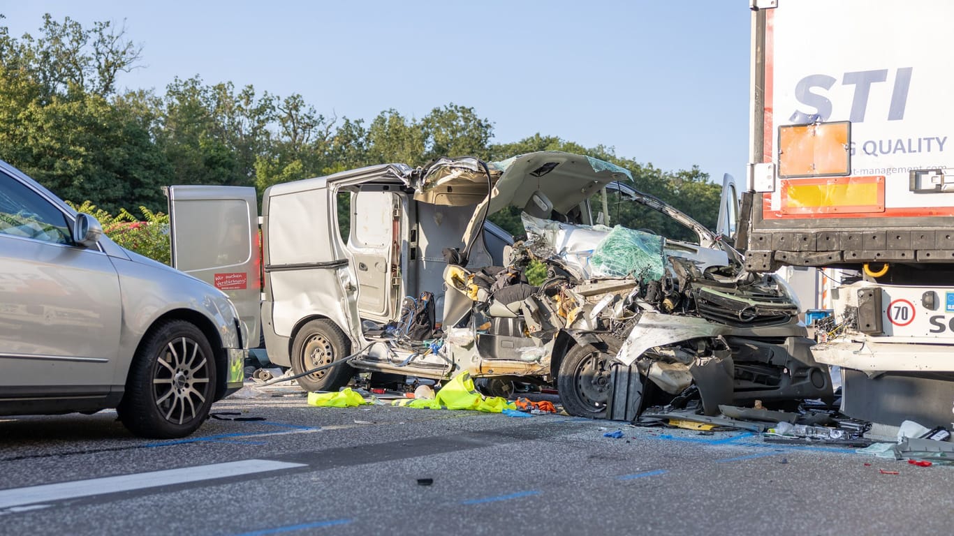 Auf der A3 ereignete sich am Abend gegen 18 Uhr ein schwerer Verkehrsunfall zwischen dem Frankfurter Kreuz und der Anschlussstelle Frankfurt-Süd, auf Höhe des Parkplatzes Stadtwald. An dem Unfall waren ein Pkw, ein Transporter und ein Lkw beteiligt. Vier Personen wurden bei dem Zusammenstoß verletzt, eine von ihnen erlag noch an der Unfallstelle ihren Verletzungen. Eine weitere Person wurde schwer verletzt, während zwei weitere nur leichte Verletzungen erlitten. Aufgrund des Unfalls war die Fahrbahn über eine Stunde lang nur einspurig befahrbar, was zu einem kilometerlangen Stau führte. Die Unfallursache ist derzeit noch unbekannt.