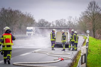 Einsatzkräfte der Feuerwehr bei einem Brand an einer Autobahn (Symbolbild): Die Freiwilligen Feuerwehren haben mehr Mitglieder als im Vorjahr.