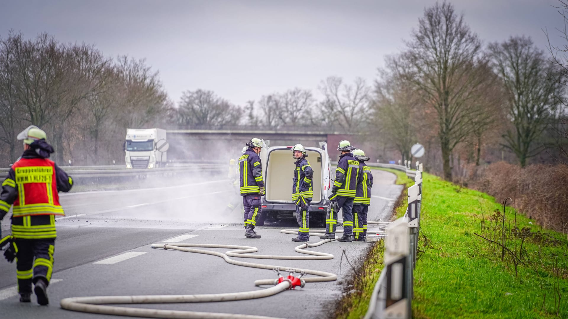 Einsatzkräfte der Feuerwehr bei einem Brand an einer Autobahn (Symbolbild): Die Freiwilligen Feuerwehren haben mehr Mitglieder als im Vorjahr.