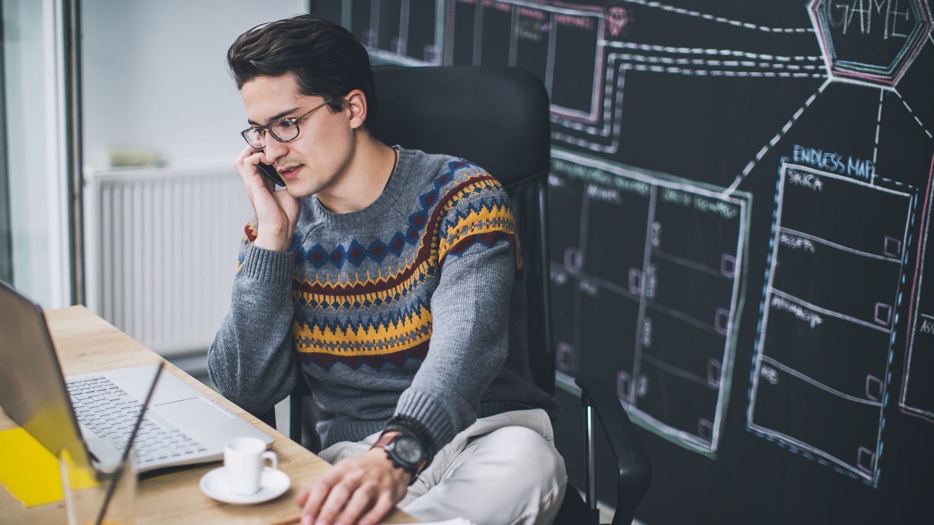 Mann arbeitet als Freiberufler im Homeoffice