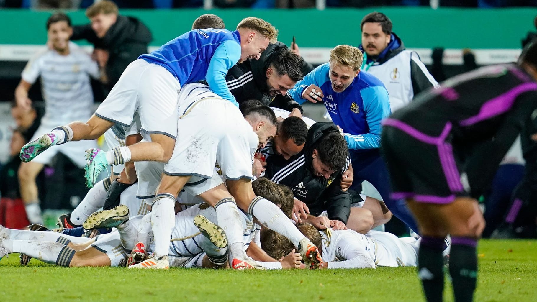 Sensationssieger des 1. FC Saarbrücken feiern