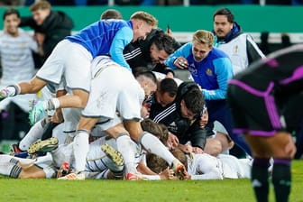 Sensationssieger des 1. FC Saarbrücken feiern