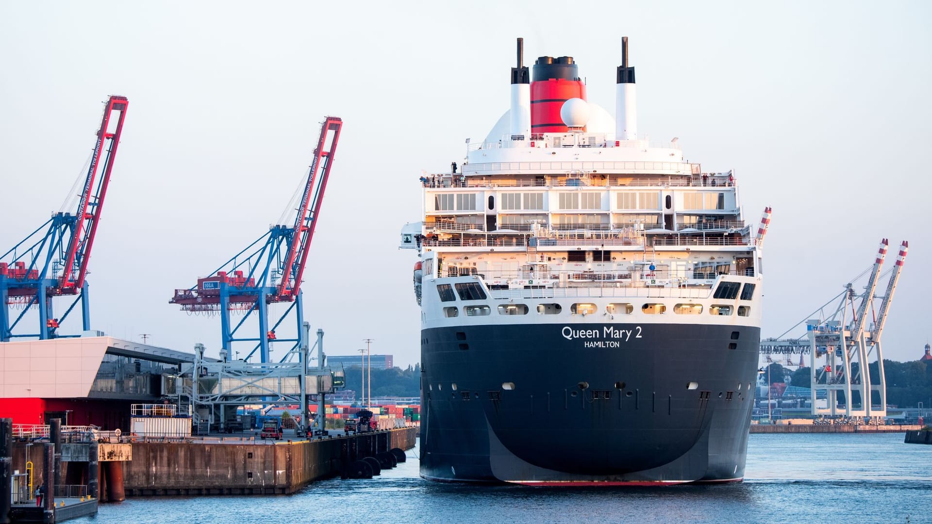 Das Kreuzfahrtschiff Queen Mary 2 im Hamburger Hafen: Es fasst über 2.600 Passagiere.