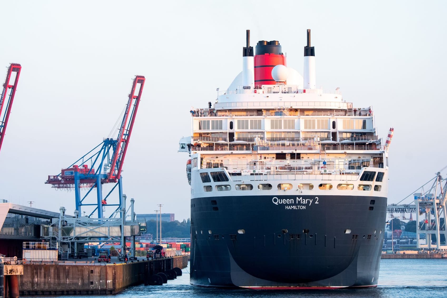 Das Kreuzfahrtschiff Queen Mary 2 im Hamburger Hafen: Es fasst über 2.600 Passagiere.