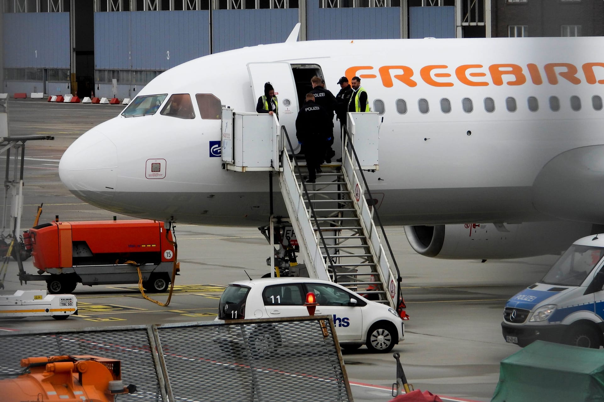 Polizisten bei einer Abschiebung an einem Flugzeug: Die niedersächsische Landesaufnahmebehörde irriert mit einem Brief an die Polizei.