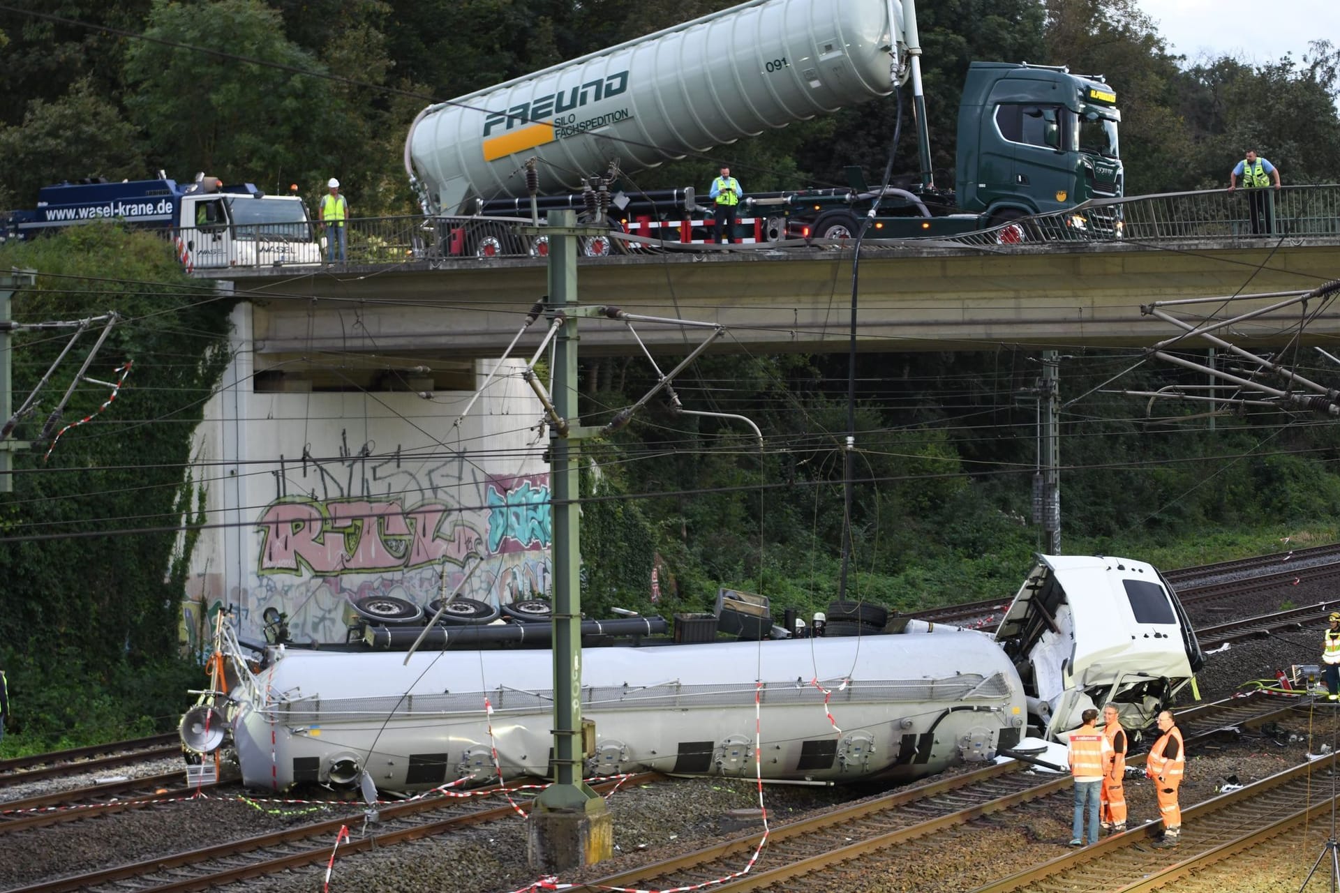 Lastwagen stürzt von Brücke auf Bahngleise