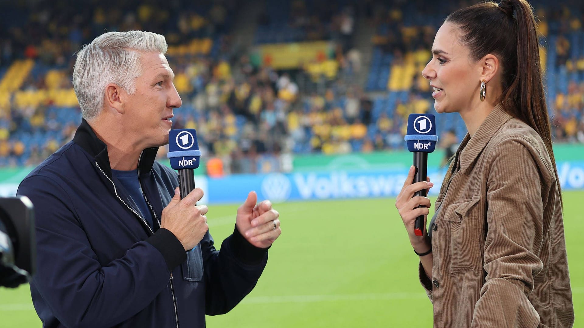 Bastian Schweinsteiger (l.) und Esther Sedlaczek: Das TV-Duo der ARD harmoniert auch nach der EM.