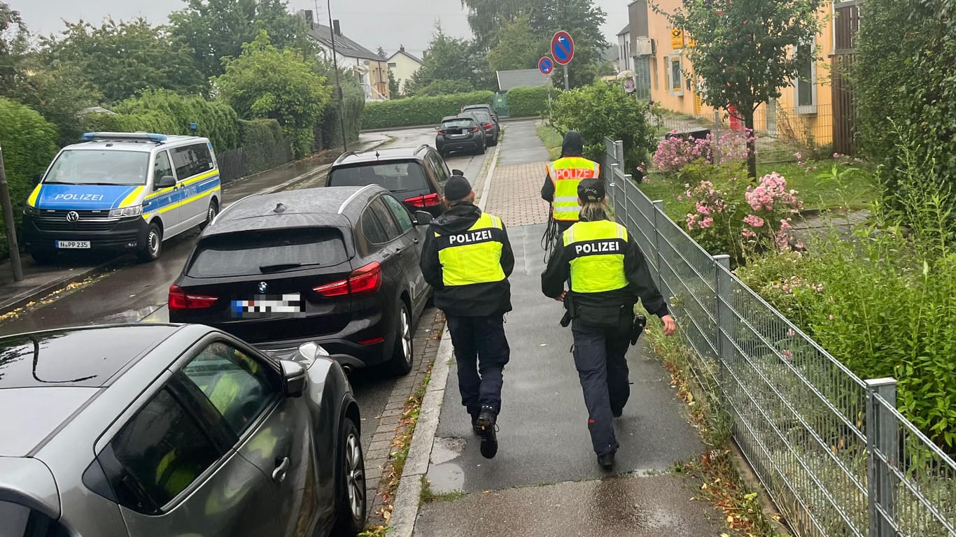 Die Polizei ist weiterhin vor Ort: Die Auseinandersetzung sei am Montagmorgen derart laut gewesen, dass gleich mehrere Notrufe bei der Polizei eingingen.