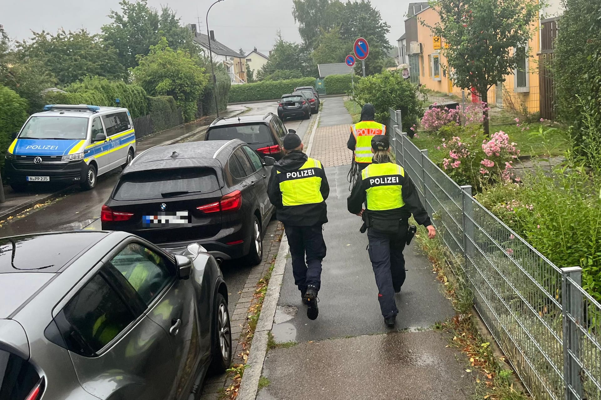 Die Polizei ist weiterhin vor Ort: Die Auseinandersetzung sei am Montagmorgen derart laut gewesen, dass gleich mehrere Notrufe bei der Polizei eingingen.