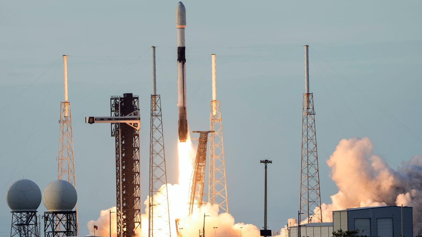 SpaceX Rakete bringt türkischen Satelliten ins All