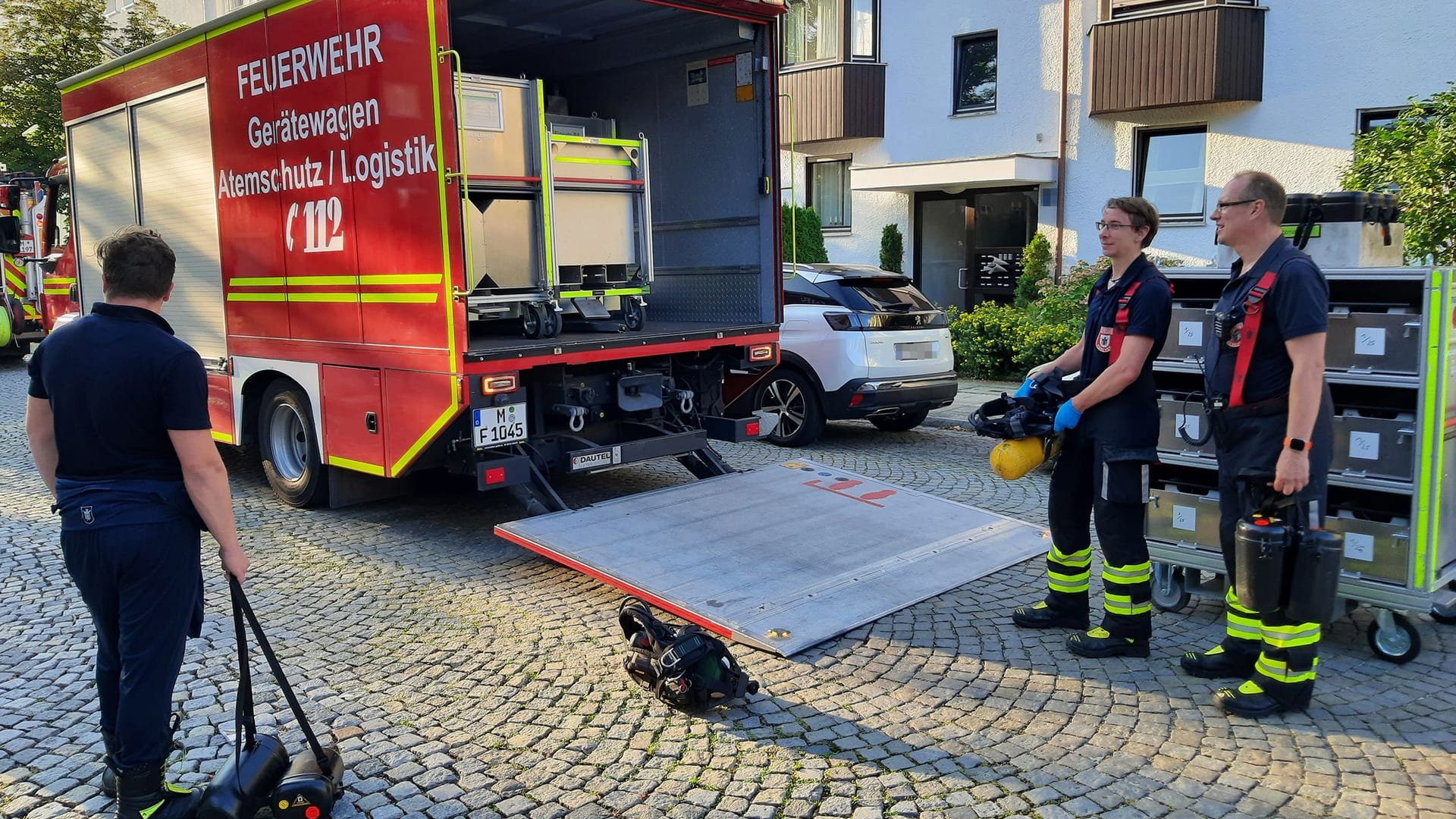 Ein Atemschutztrupp konnte in die Wohnung eindringen und das Feuer löschen. Ein Atemschutztrupp konnte in die Wohnung eindringen und das Feuer löschen.