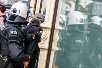 Im Zuge einer Demonstration setzt die Polizei eine Frau fest, der vorab versucht hatte, einen Demonstrationszug mit Teilnehmern aus dem rechten Lager zu behindern.