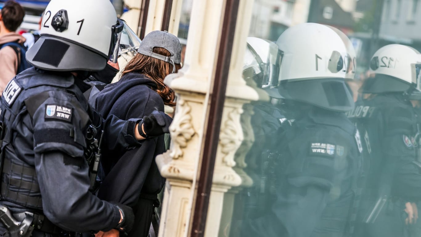 Im Zuge einer Demonstration setzt die Polizei eine Frau fest, der vorab versucht hatte, einen Demonstrationszug mit Teilnehmern aus dem rechten Lager zu behindern.