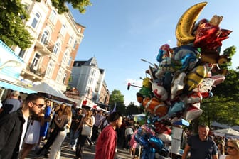 Dichtes Menschengedränge auf dem Eppendorfer Landstraßenfest (Symbolfoto): Stadtmärkte im Norden lassen zum Teil ihre Sicherheitsvorkehrungen neu bewerten.