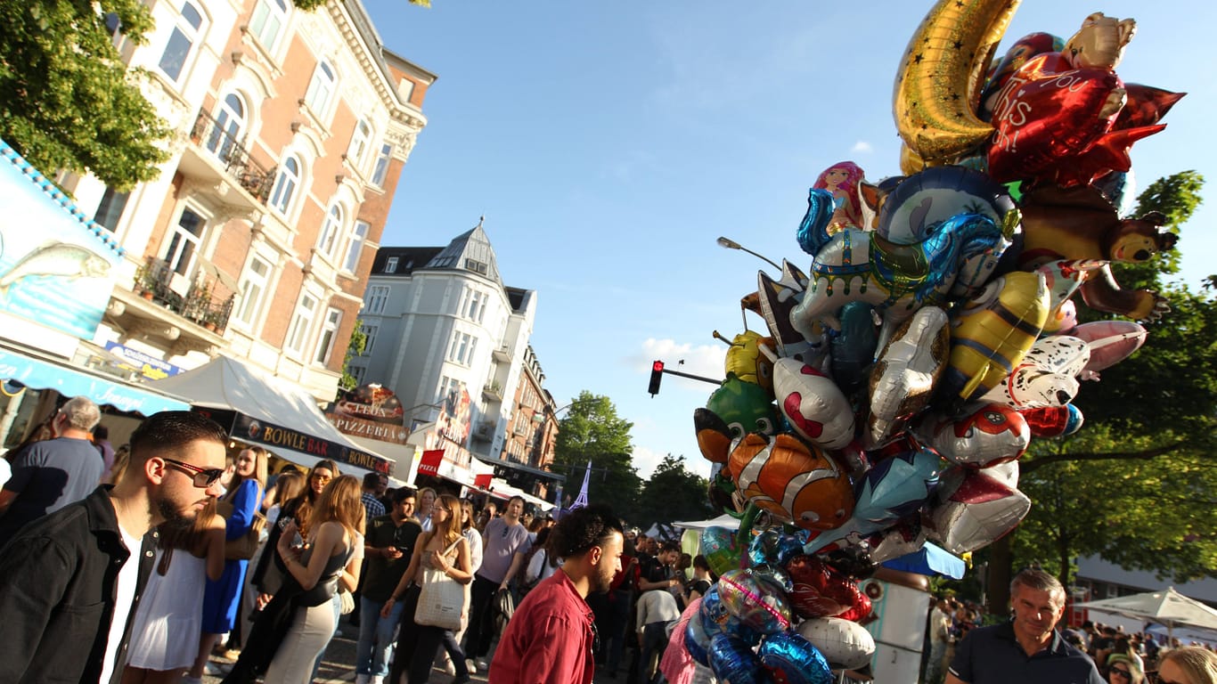 Dichtes Menschengedränge auf dem Eppendorfer Landstraßenfest (Symbolfoto): Stadtmärkte im Norden lassen zum Teil ihre Sicherheitsvorkehrungen neu bewerten.