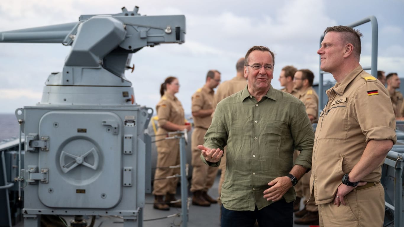 Pistorius mit Flottillenadmiral Axel Schulz (r.) auf der Fregatte "Baden-Württemberg" in Pearl Harbor: "Diejenigen, die für die regelbasierte Ordnung eintreten, halten zusammen."