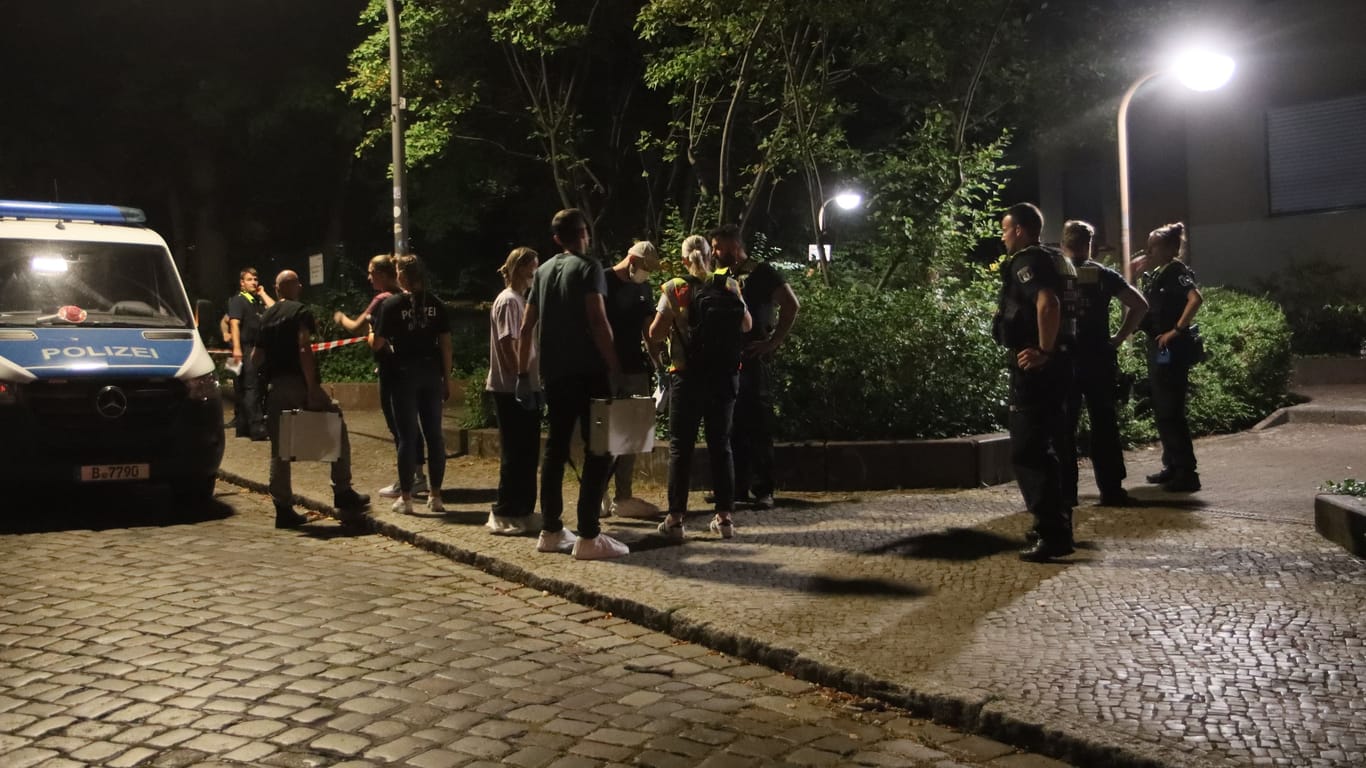 Ermittler am Tatort in Berlin-Zehlendorf am Abend: Ein Tatverdächtiger wurde festgenommen.