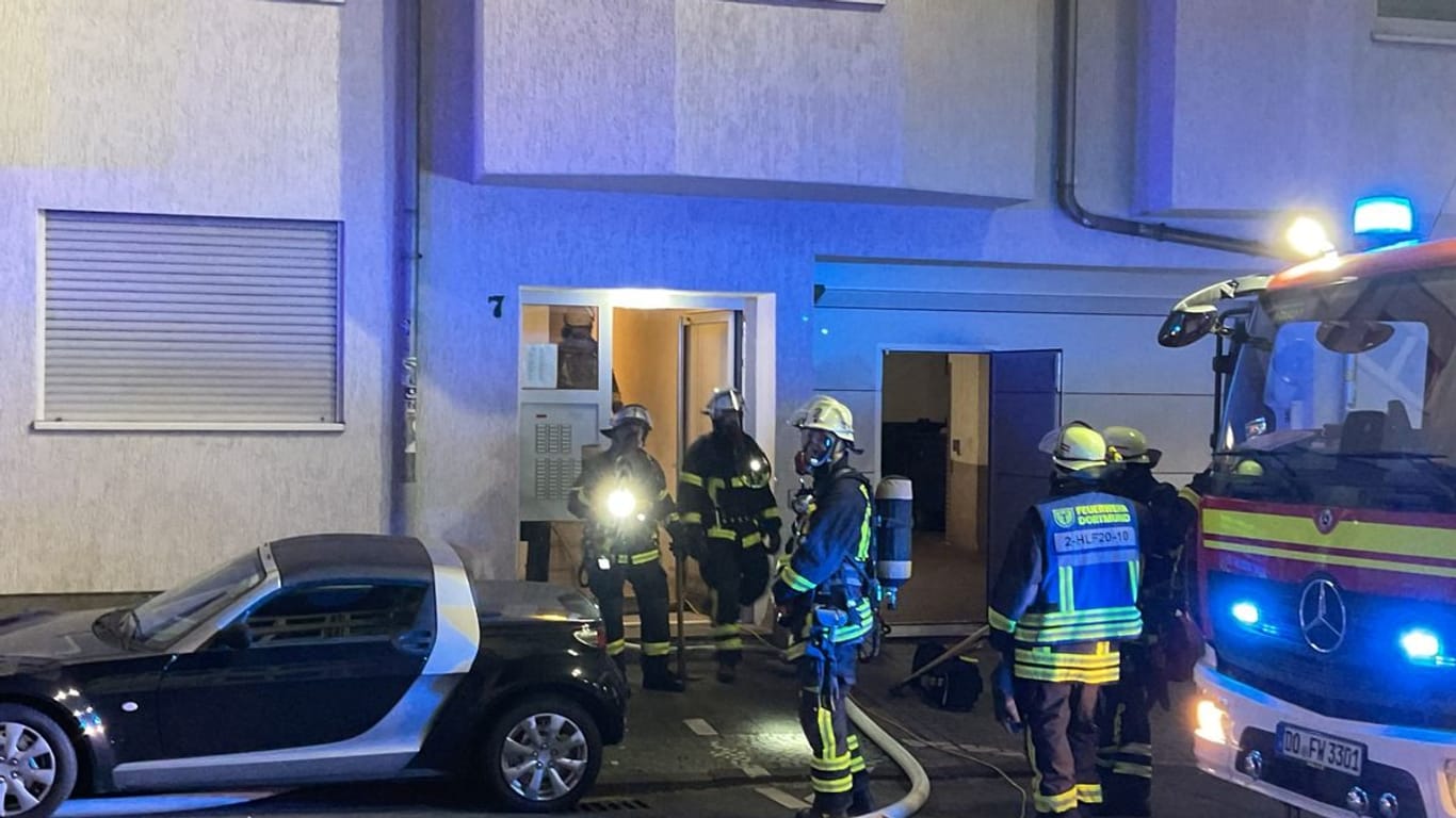 Zahlreiche Einsatzkräfte waren in der Nacht zu Samstag im Einsatz: Das Feuer brach in einem Mehrfamilienhaus aus.