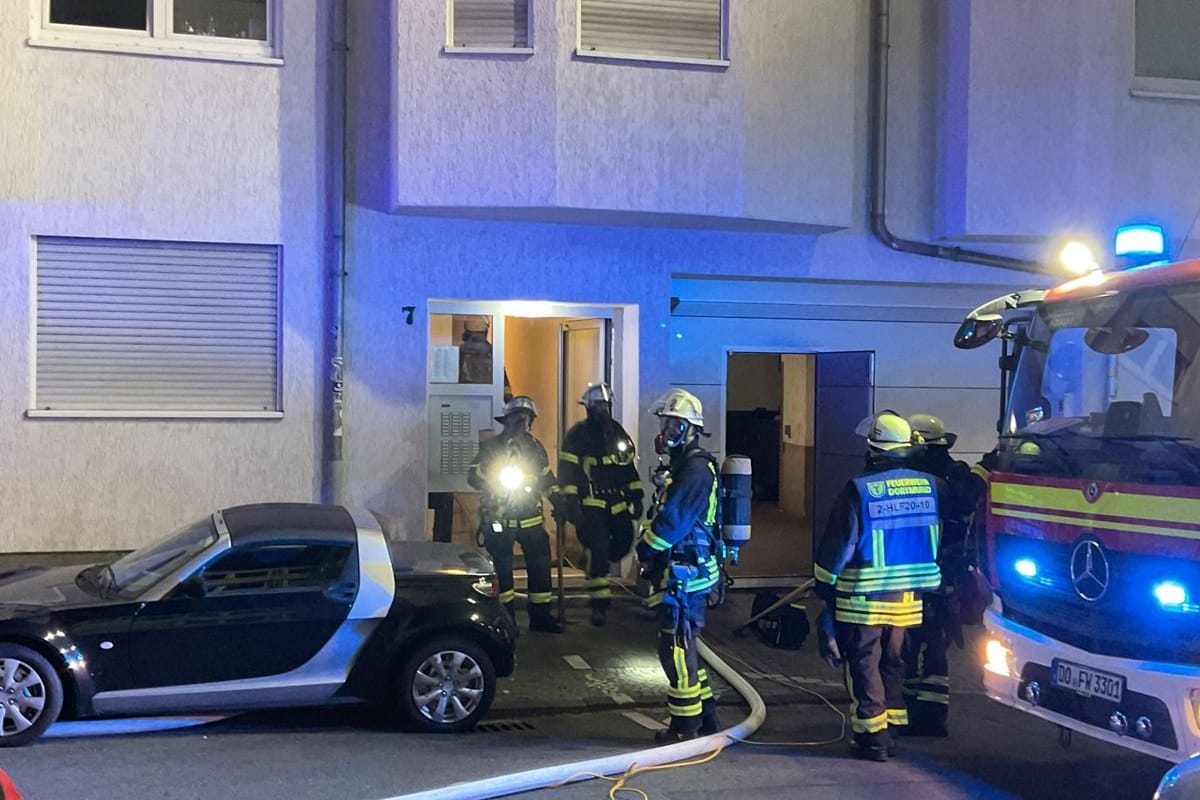 Zahlreiche Einsatzkräfte waren in der Nacht zu Samstag im Einsatz: Das Feuer brach in einem Mehrfamilienhaus aus.